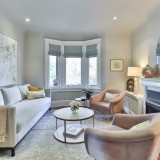 sofás e poltronas numa sala 