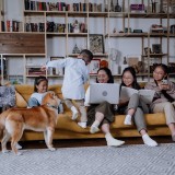 Viver em casas sobrelotadas