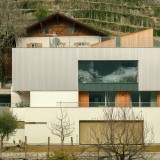 El proyecto RVTK Messner Architects está situado en un solar con una suave pendiente en la ciudad de Silandro (Italia) y, originalmente, fue una casa unifamiliar construida en 1978.
