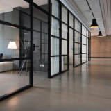 corredor de uma empresa com diferentes salas