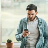 jovem a utilizar o smartphone