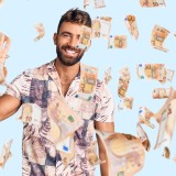 Trabalhador feliz após receber o subsídio de férias