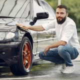 lavar o carro no pátio