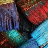 pincéis com várias tintas