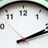 relógio a apontar para as duas horas