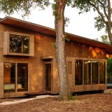 La cabaña Cross Cabin ha sido diseñada por el estudio Moontower Design Build y encarna la filosofía de la construcción sostenible y el diseño biofílico.