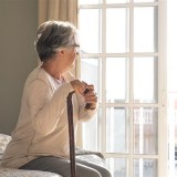 Investidores compram casas a idosos