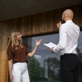 Investidora imobiliária a comprar casa