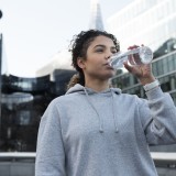 limpar garrafas de plastico