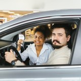 jovens dentro de carro recém comprado