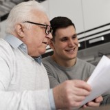 Pai e filho observam os apoios sociais recebidos