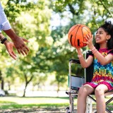 Criança em cadeira de rodas