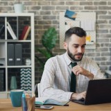jovem em frente do computador