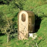 The Goodviewloo se ubica en una ladera verde de Cantabria y ha sido diseñado y construido por el arquitecto alemán Nico Goebel.