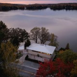 La vivienda, bautizada como Palissade y diseñada por Naturehumaine, se ubica entre una carretera y un lago en Quebec.