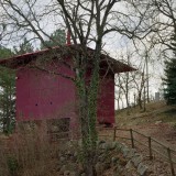 La Prefab House Changeover, diseñada por el estudio TEST, está ubicada en un bosque de hayas en la provincia de Barcelona.