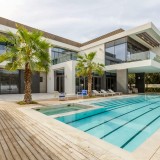 deck de madeira junto a piscina