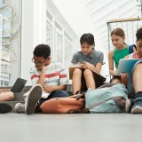 miúdos no recreio a estudar