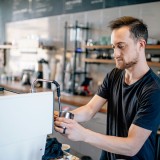 jovem a trabalhar num café