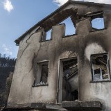 Reconstrução de casas afetadas pelos incêndios