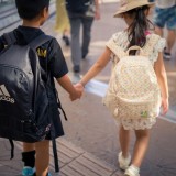 miúdos no regresso às aulas