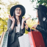 raparigas contentes com a Black Friday