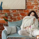 rapariga com cobertor