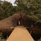 La Bridge House se encuentra en Karjat (la India) y, literalmente, se extiende sobre un desfiladero de siete metros de profundidad.