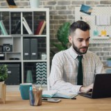 homem em frente do computador