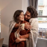 Casal em casa no dia dos namorados