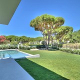 jardim moderno com piscina