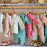 armário com roupa de crianças