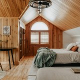 quarto com tons neutros quentes
