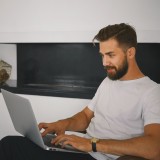 Homem ao computador