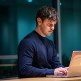 homem em frente do computador