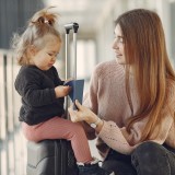 mãe e criança no aeroporto