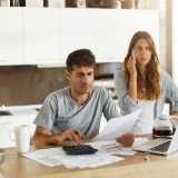 Casal jovem faz contas às despesas