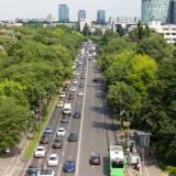 viaturas numa avenida no trânsito