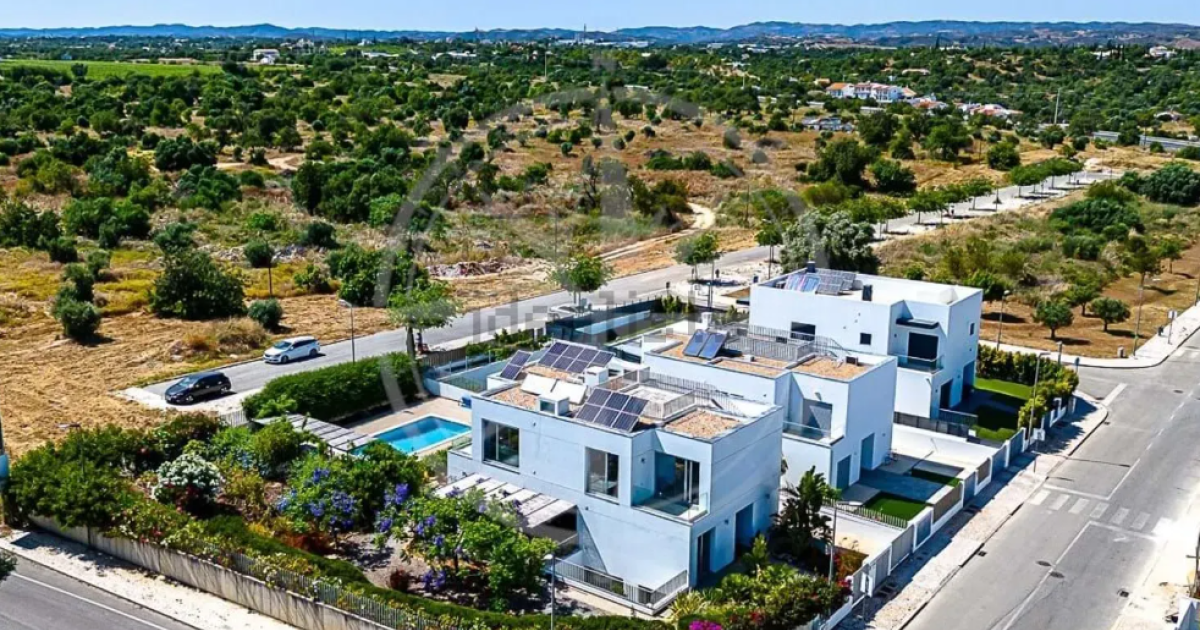 Featured image for article: Tavira's Luxury Real Estate: A Guide to the Algarve's Most Exclusive Neighborhoods