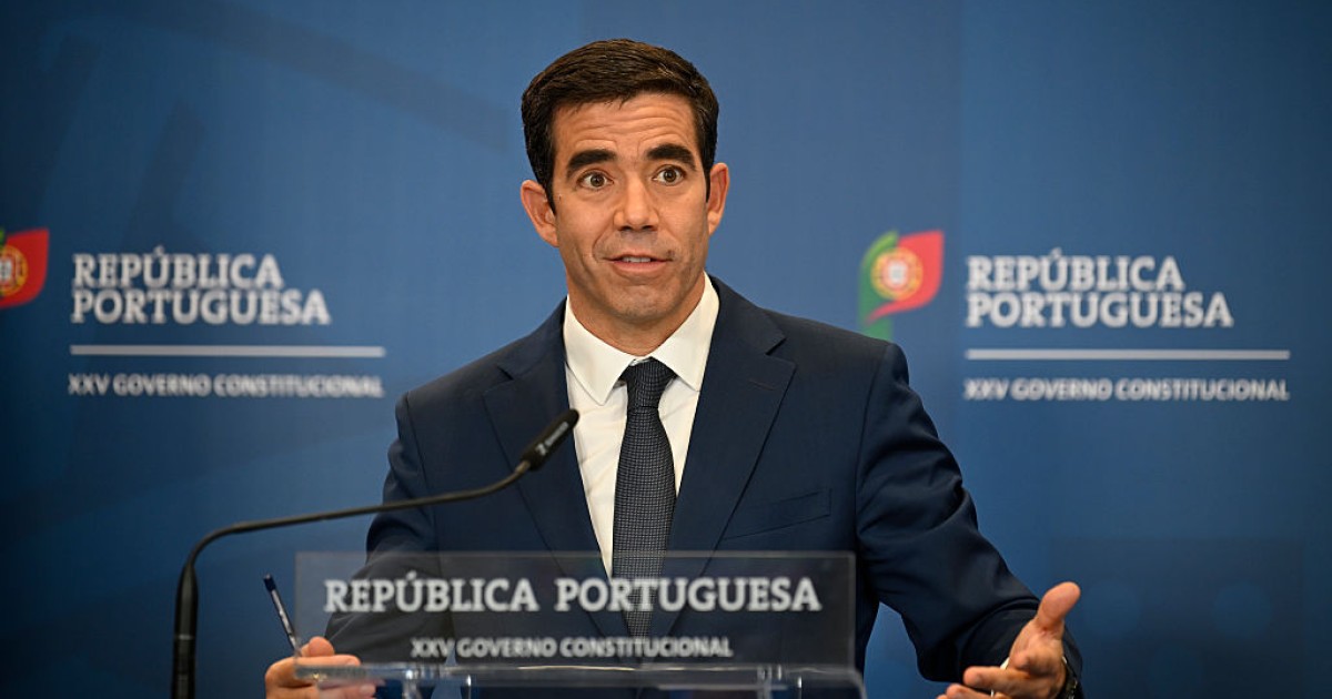 Featured image for Portugal's AIMA Pledges to Clear Golden Visa Backlog by 2026, Prioritizing Wealthy Applicants Last