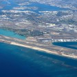 Vista aérea del Aeropuerto Internacional Daniel K. Inouye en 2025 tomada desde un avión que se dirigía hacia el oeste antes de girar para aterrizar en la pista 8L.