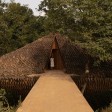 La Bridge House se encuentra en Karjat (la India) y, literalmente, se extiende sobre un desfiladero de siete metros de profundidad.